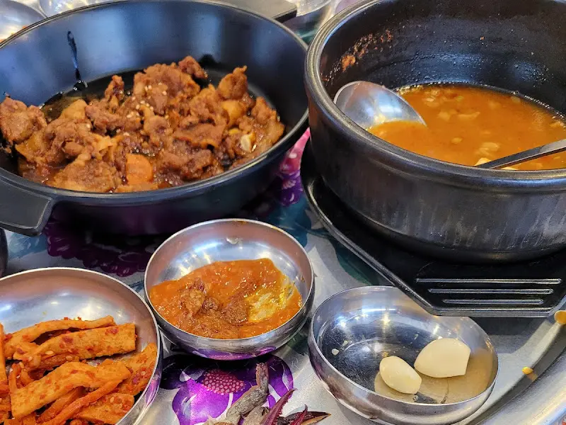 매콤한 고기와 된장찌개