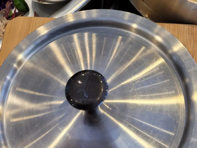 솥밥 뚜껑 닫힌 모습