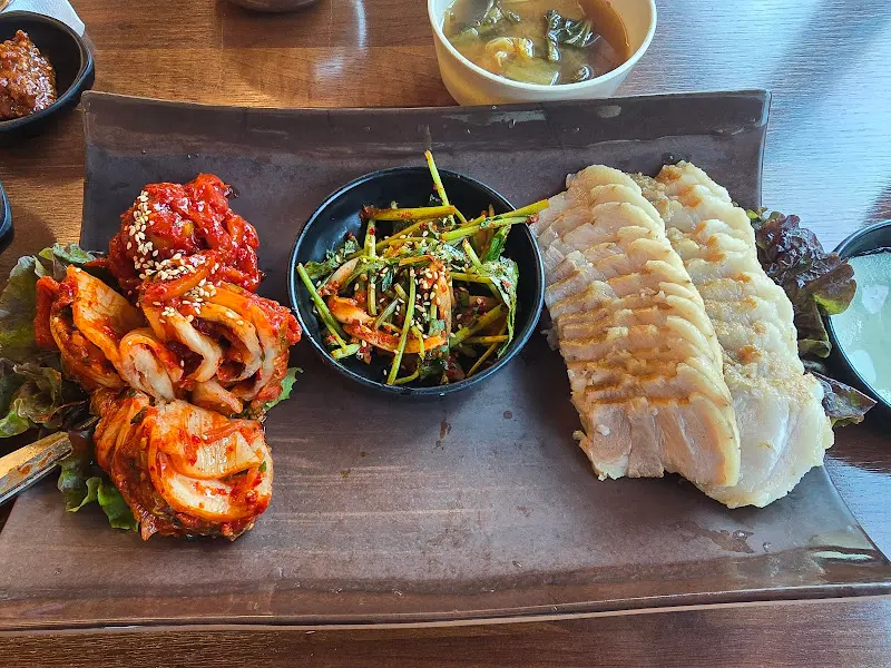 윤기가 흐르는 보쌈과 먹음직스러운 김치