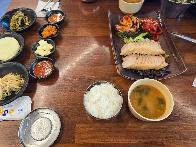 푸짐한 보쌈 정식 한상차림