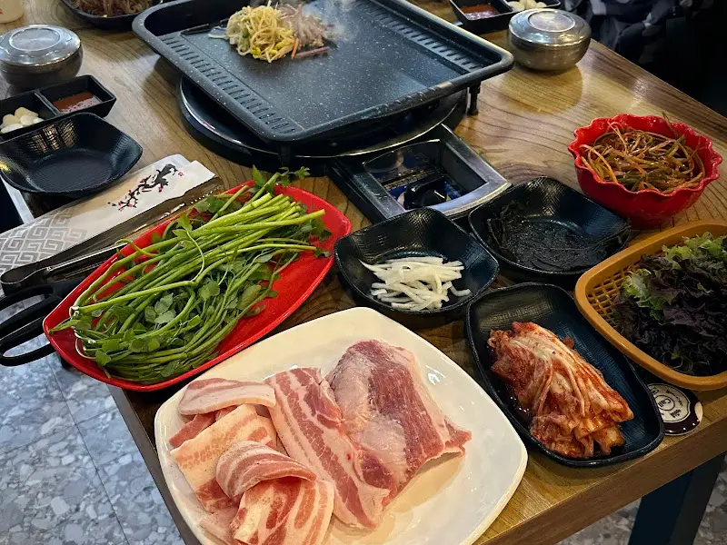 푸짐하게 차려진 최고집의 미나리 삼겹살 세트