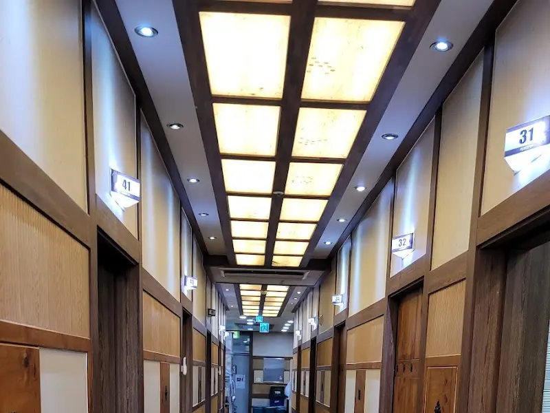 2층으로 올라가는 복도