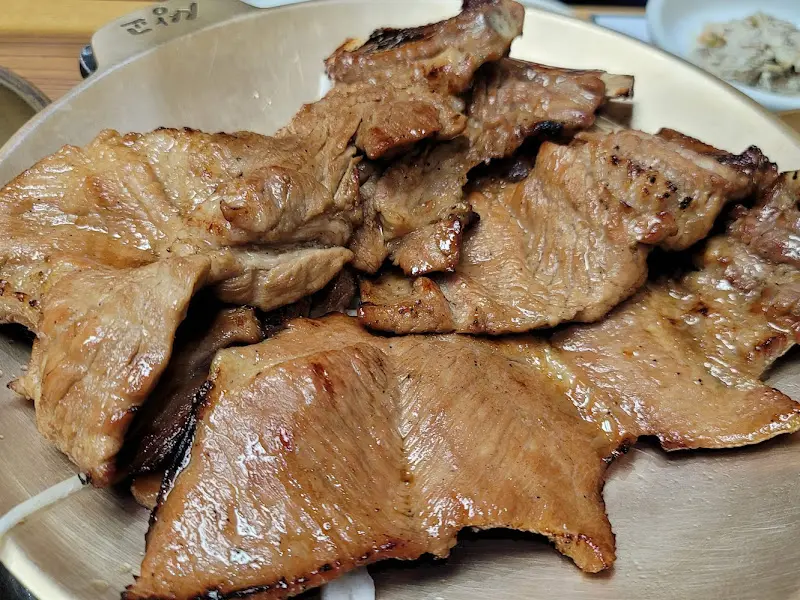 윤기가 자르르 흐르는 돼지갈비