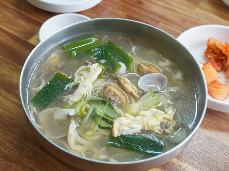 : 맑고 시원한 칼국수 국물