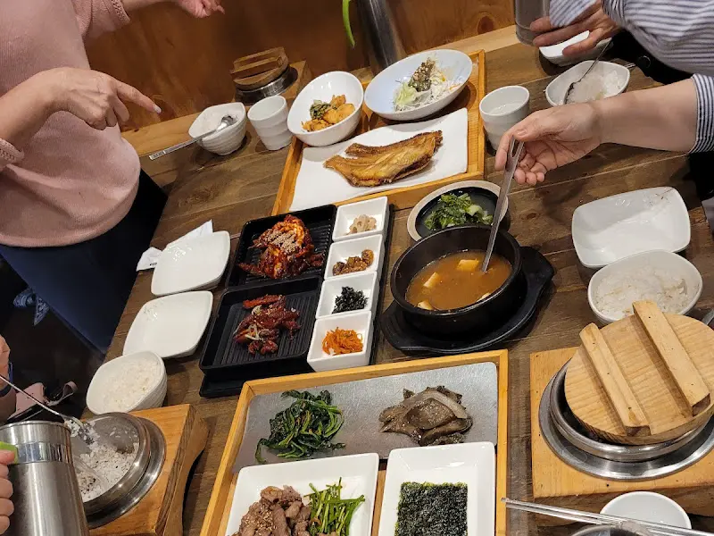 정갈하게 차려진 한 상. 쌀눈밥과 다양한 반찬들이 눈길을 사로잡는다.