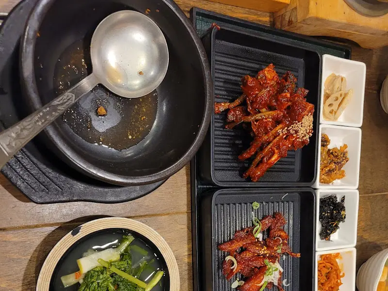 돌솥밥에 남은 누룽지에 뜨거운 물을 부어 만든 숭늉