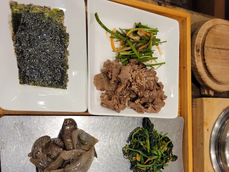 윤기가 흐르는 쌀눈밥과 다양한 반찬들