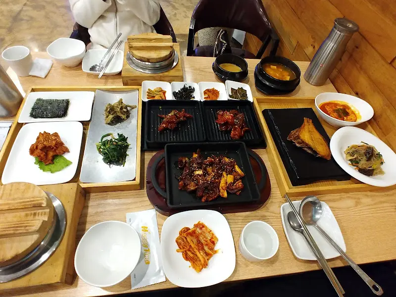 상다리 휘어지게 차려진 한 상