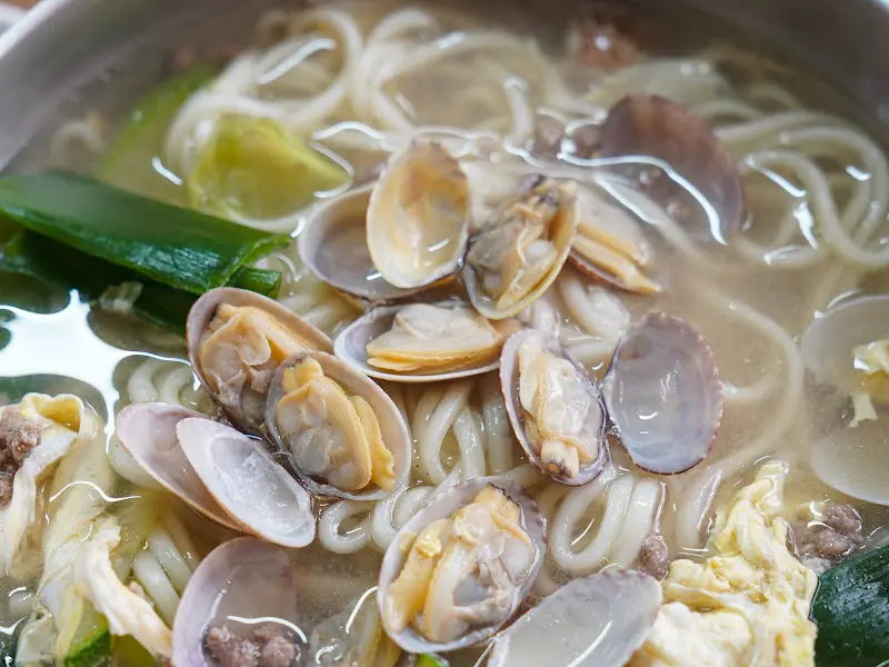 : 쌀국수 면과 바지락