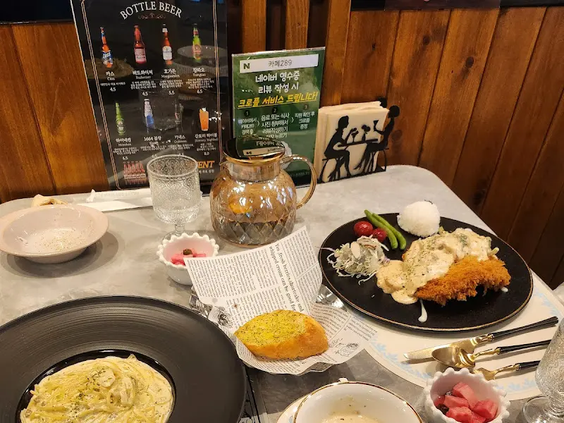 카페 내부 테이블 세팅