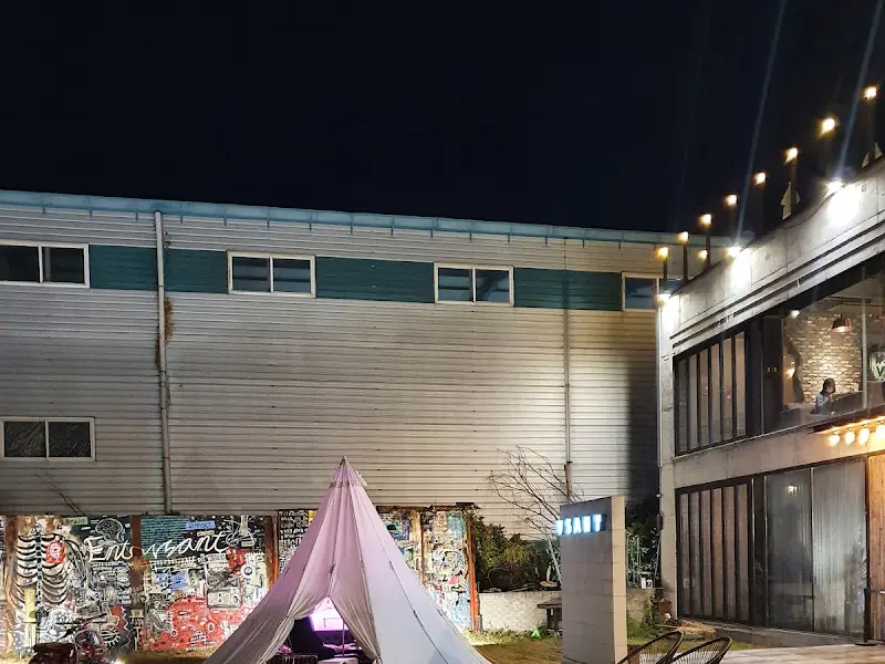 카페 외부 정원의 모습