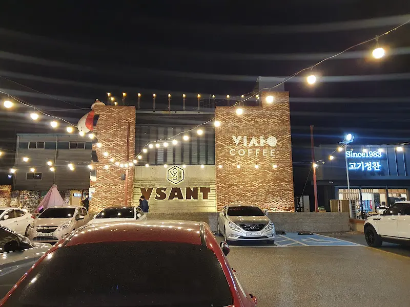 밤에 빛나는 카페 외관