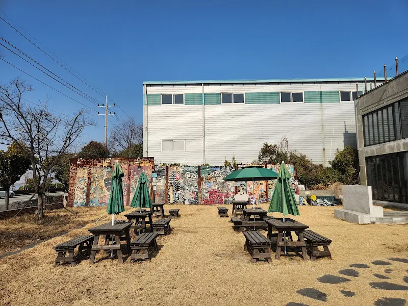 카페 외부 테이블