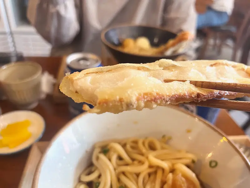 젓가락으로 들어올린 탱글탱글한 면발