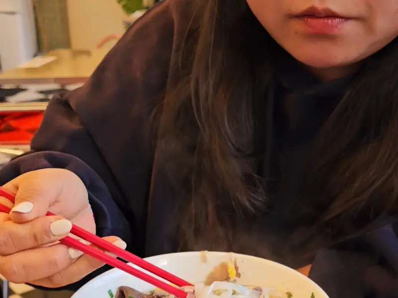 : 쌀국수를 즐기는 모습