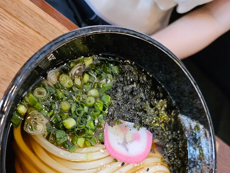 우동 위에 올려진 파와 김가루