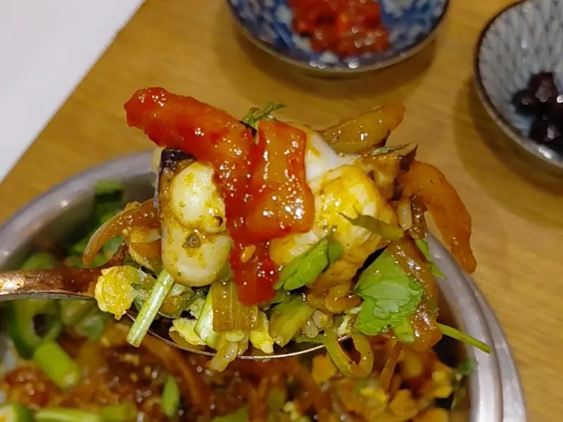 신미나리낙지솥밥을 한 숟갈 크게 떠올린 모습