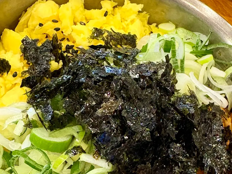 스테이크 덮밥의 화려한 비주얼