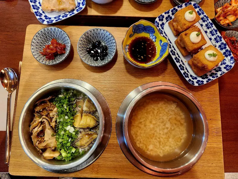 정갈하게 차려진 솥밥 한 상 차림