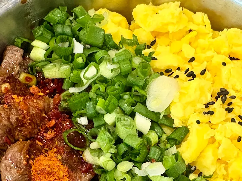 스테이크 솥밥 근접샷