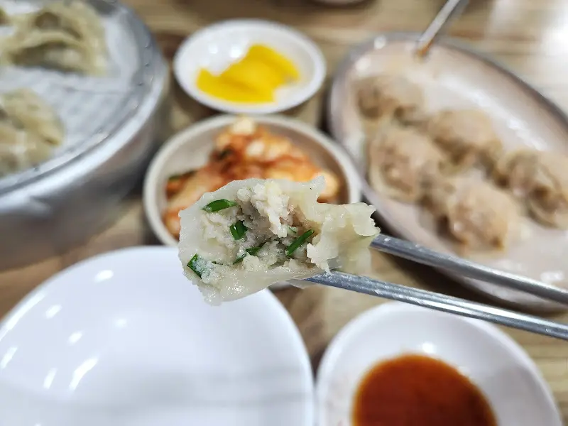 젓가락으로 집은 통만두 단면