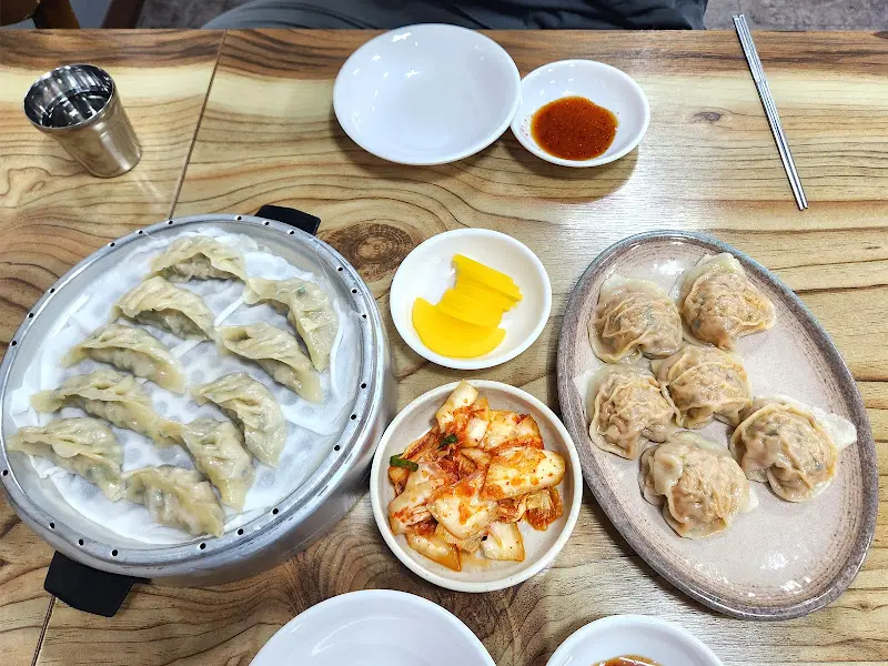 테이블 위에 차려진 만두 한 상