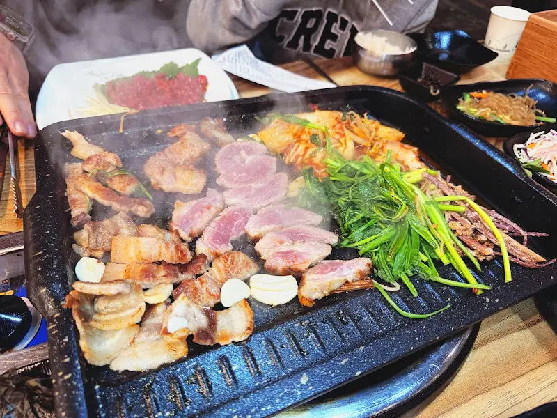 지글지글 익어가는 삼겹살과 미나리의 조화