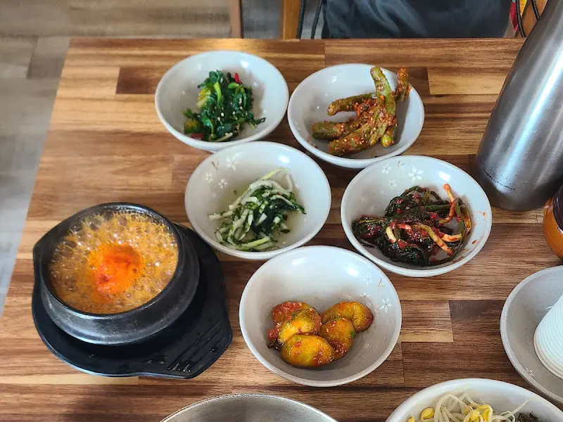 다채로운 색감의 밑반찬들이 식욕을 자극한다.