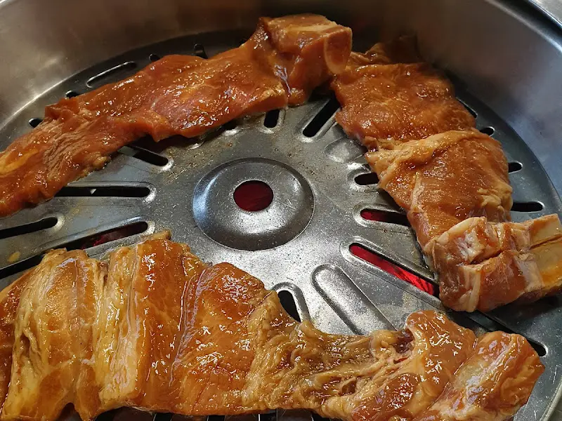 숯불 위에서 구워지고 있는 돼지갈비