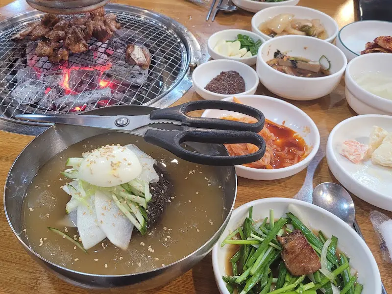 숯불갈비와 다양한 밑반찬