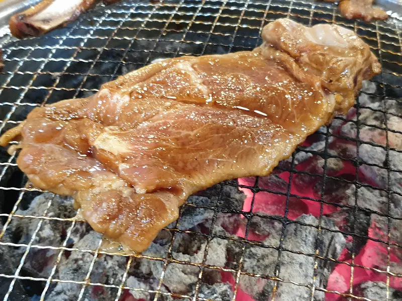 숯불 위에서 익어가는 돼지갈비 클로즈업