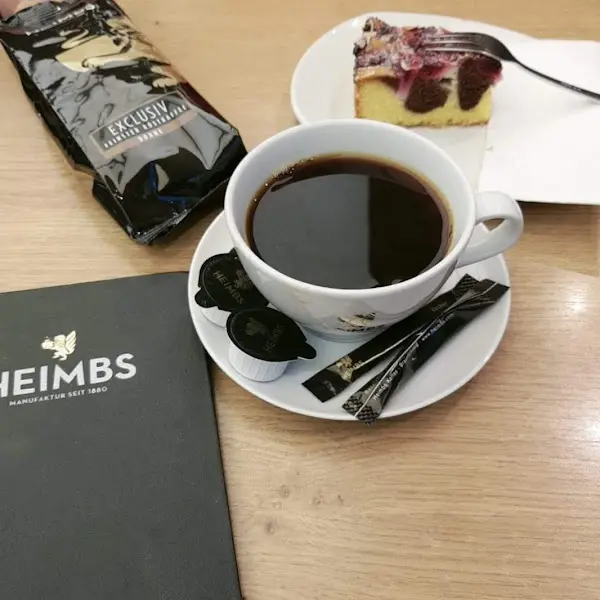 테이블 위에 놓인 커피와 케이크