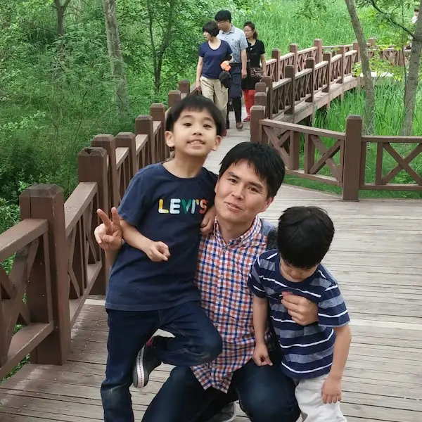 공원 다리 위에서 포즈를 취한 가족