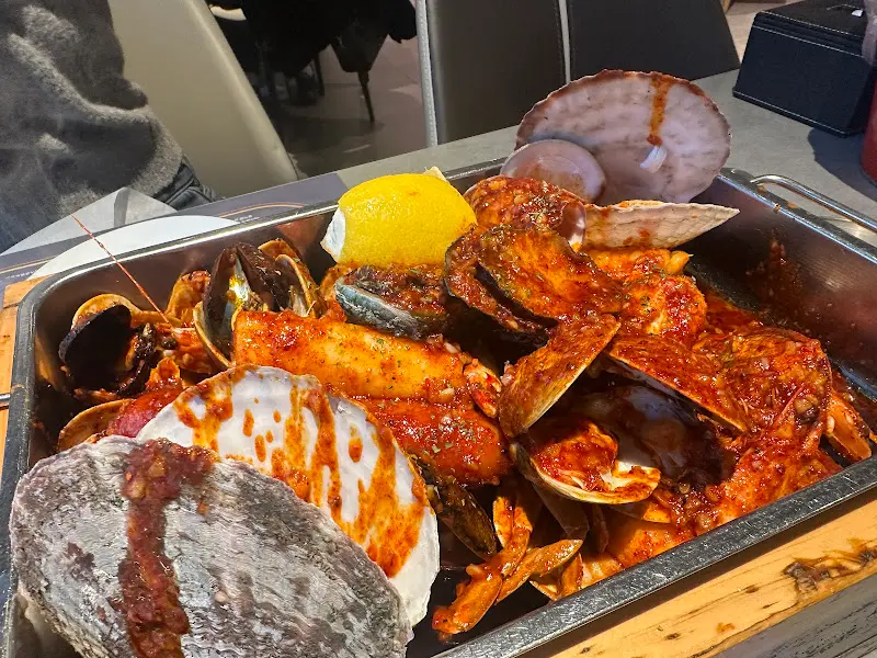 매콤한 양념에 버무려진 해산물