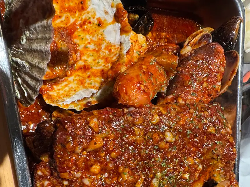 매콤한 양념이 듬뿍 묻은 홍합