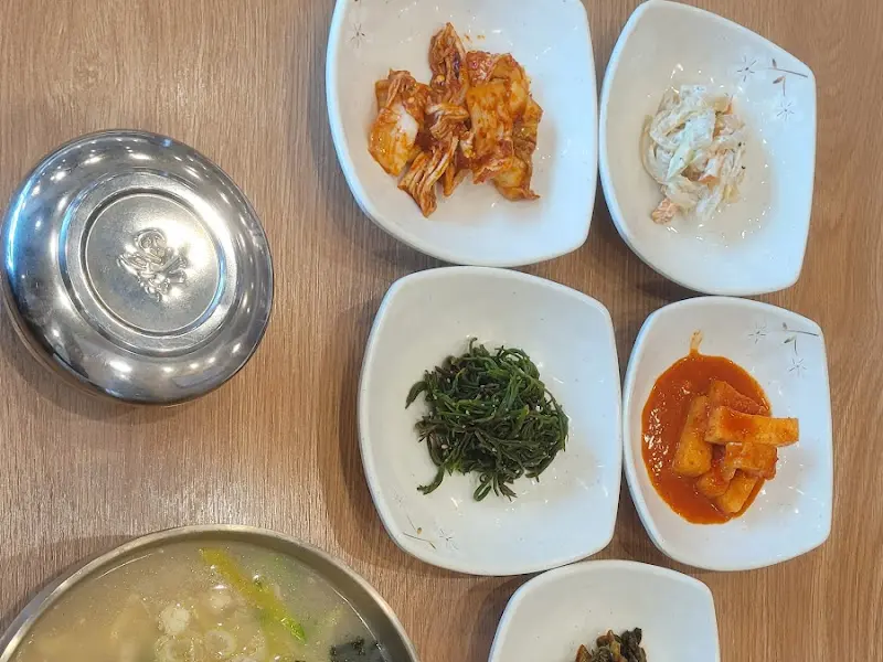 테이블 가득 차려진 반찬과 칼국수