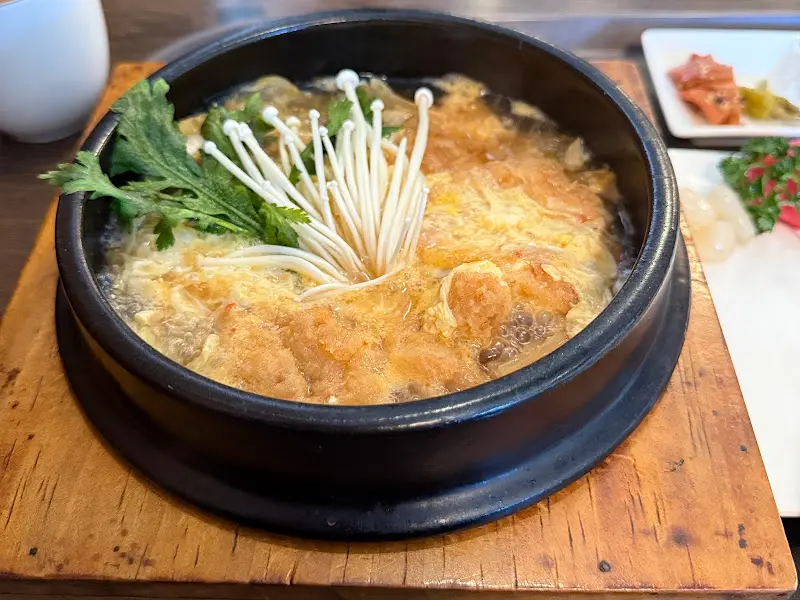 뚝배기 안에서 보글보글 끓고 있는 김치 돈까스 나베