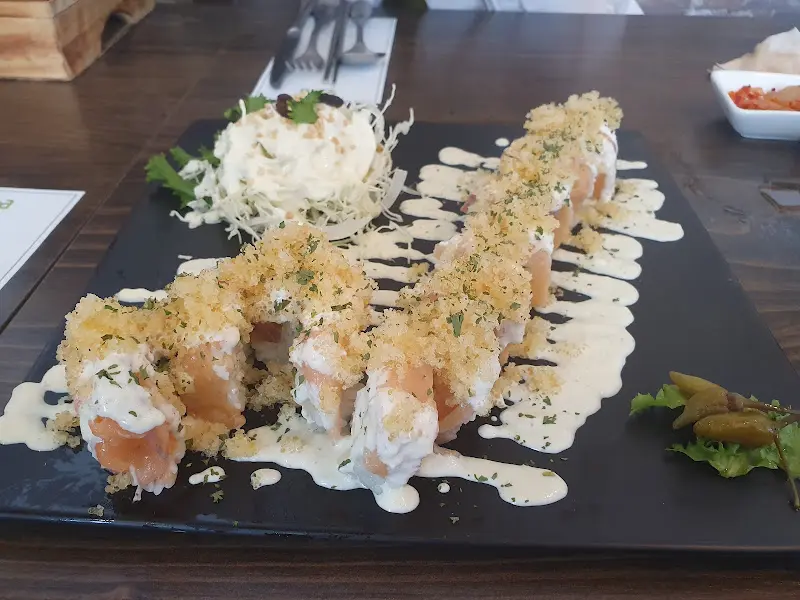 텐소마의 인기 메뉴 중 하나인 연어롤