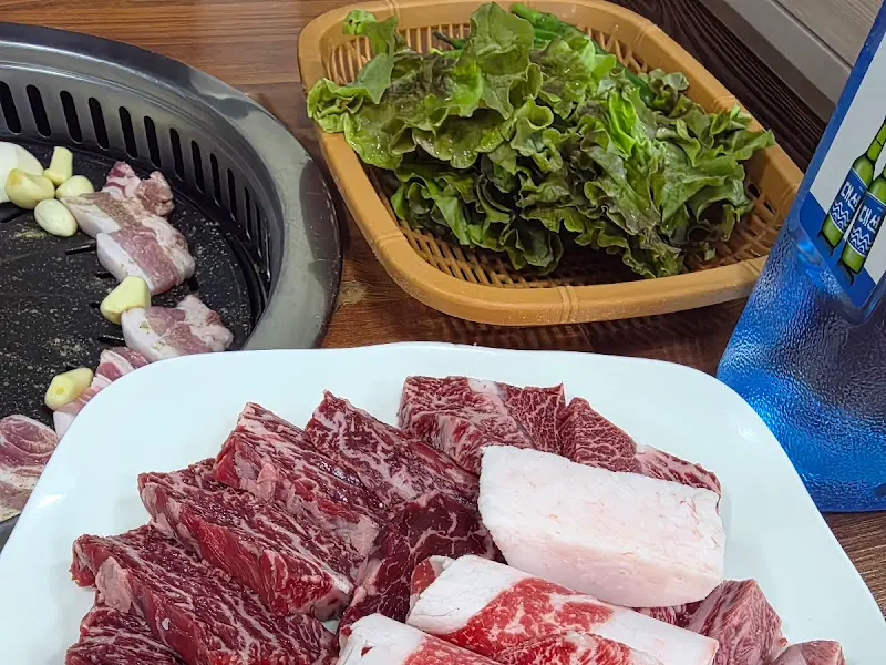 신선한 고기와 쌈 채소