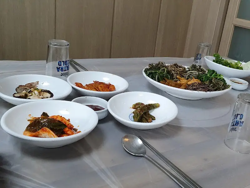 다채로운 반찬들이 놓인 테이블 전경