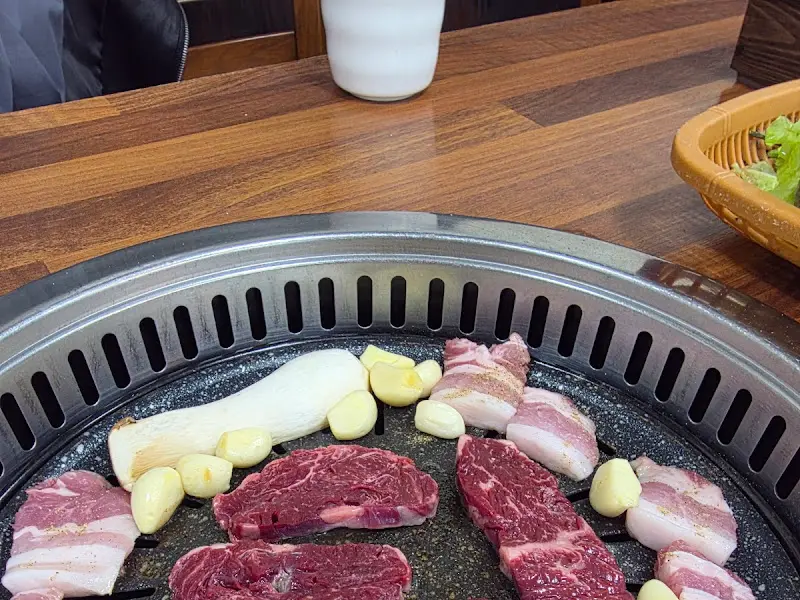 불판 위의 삼겹살과 마늘