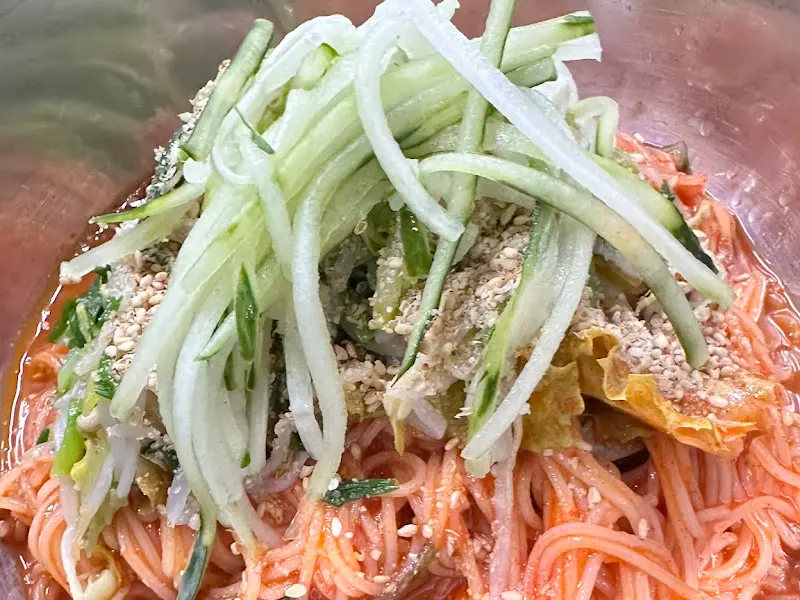 푸짐한 비빔국수