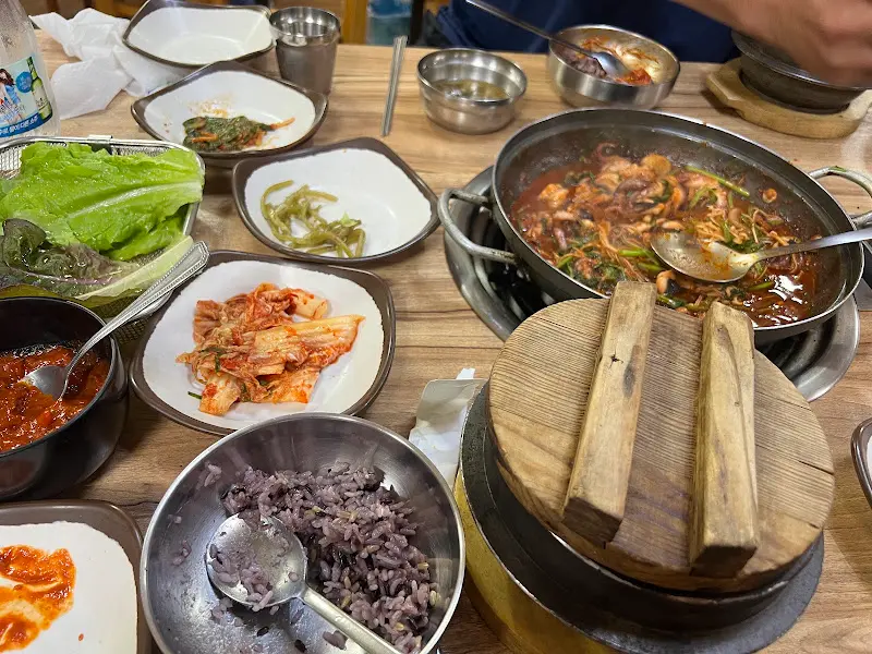 바지락 쌈장과 돌솥밥