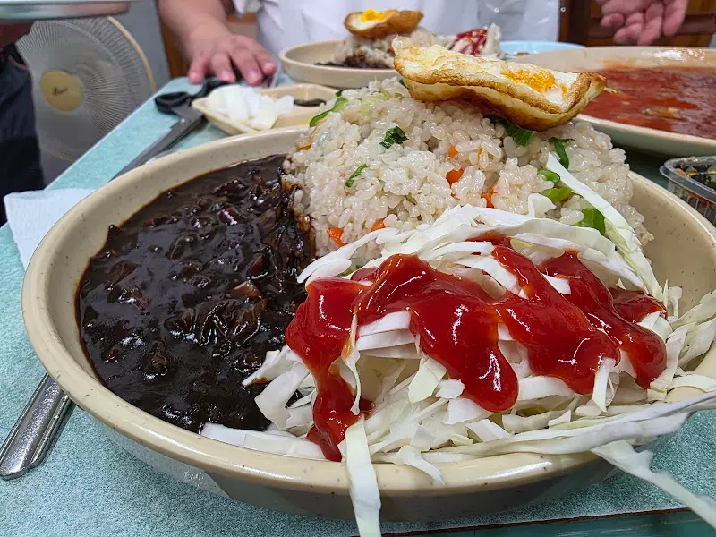 짜장 소스와 계란 프라이가 얹어진 볶음밥