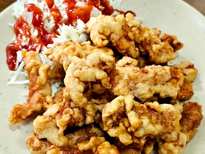 케찹과 함께 제공되는 탕수육