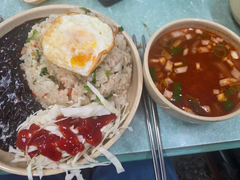 짜장 소스와 함께 제공되는 볶음밥