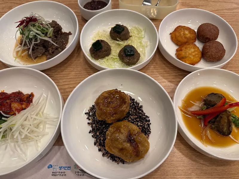 한상 가득 차려진 요리