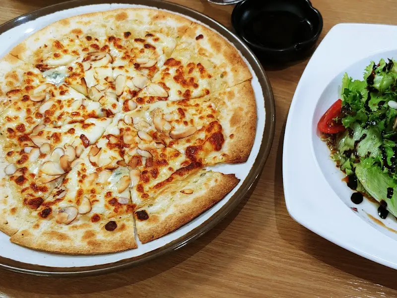 고르곤졸라 피자와 샐러드