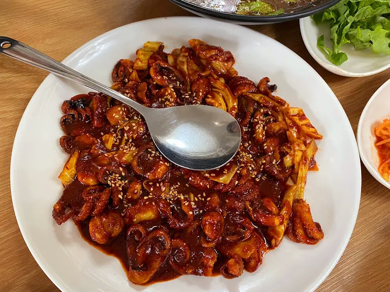 윤기가 흐르는 쭈꾸미볶음