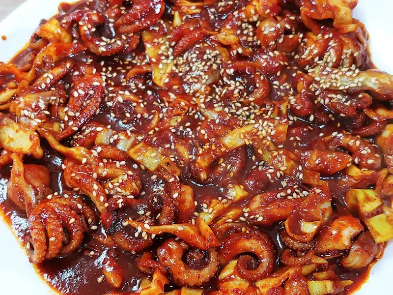 깨가 듬뿍 뿌려진 쭈꾸미볶음